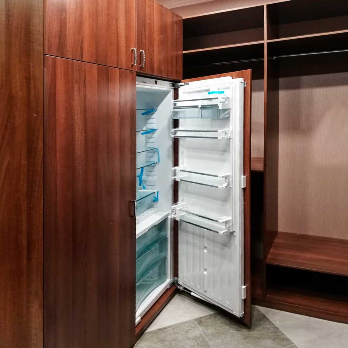 В гардеробную можно встроить всё что угодно, даже холодильник.