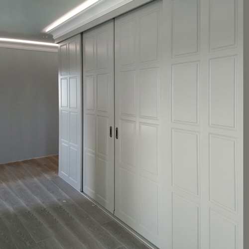 Угловой шкаф в коридоре может служить и гардеробной